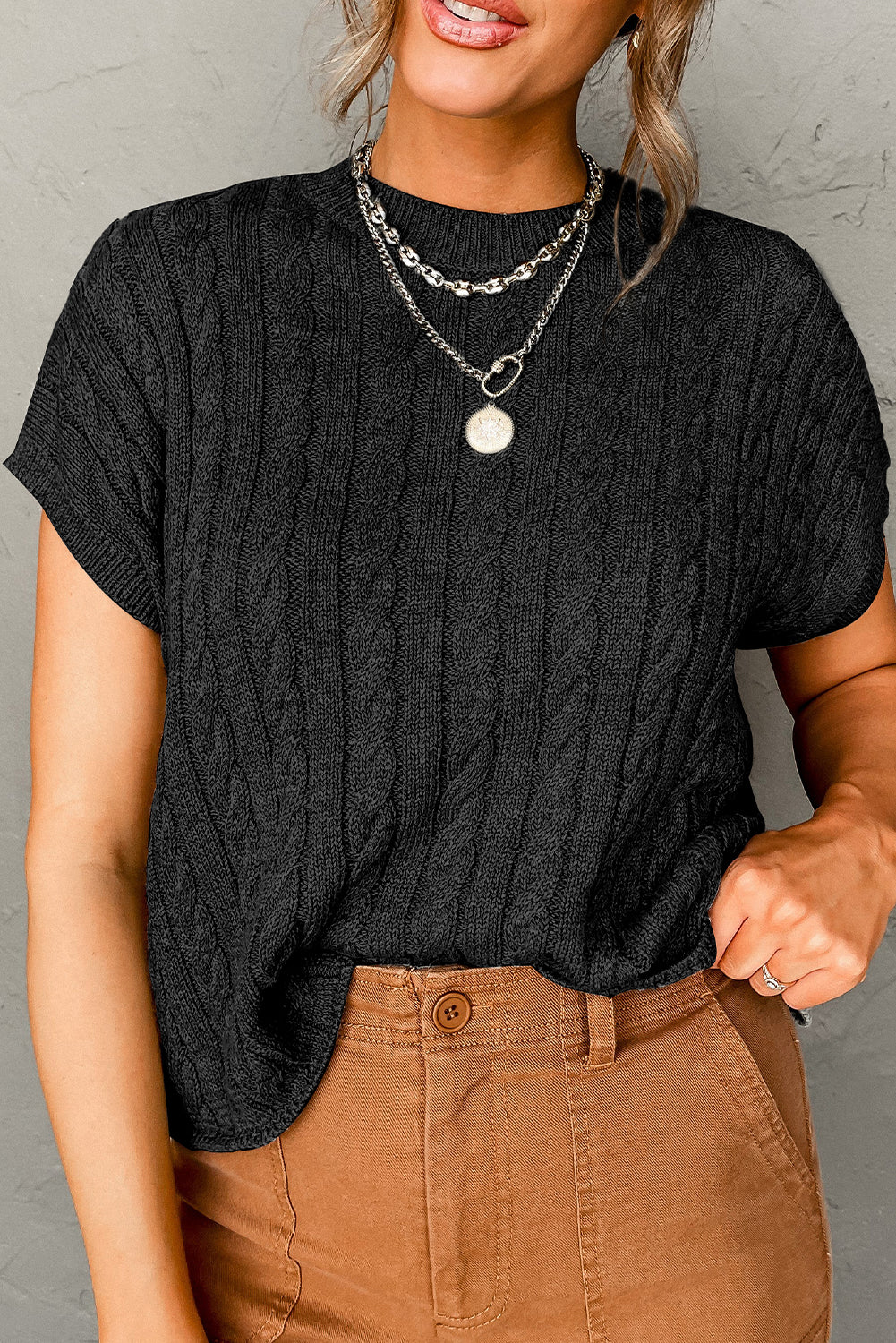 Pull femme en maille, manches courtes, col rond, torsadé — noir