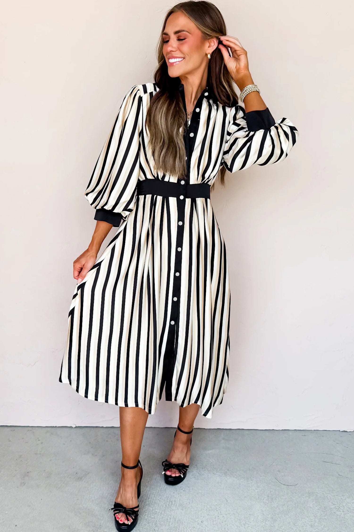Robe mi-longue boutonnée noire à rayures et manches 3/4 bouffantes