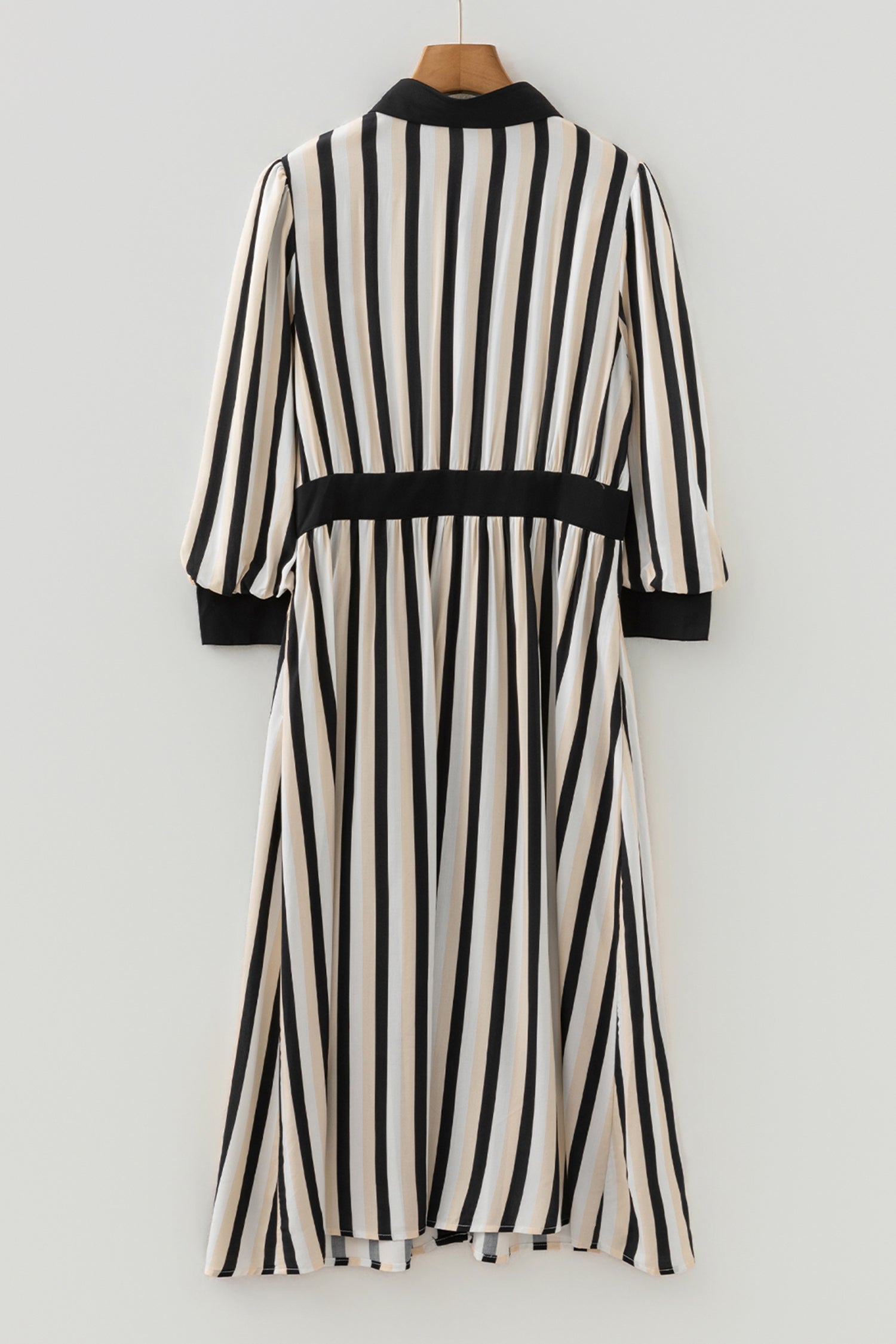 Robe mi-longue boutonnée noire à rayures et manches 3/4 bouffantes