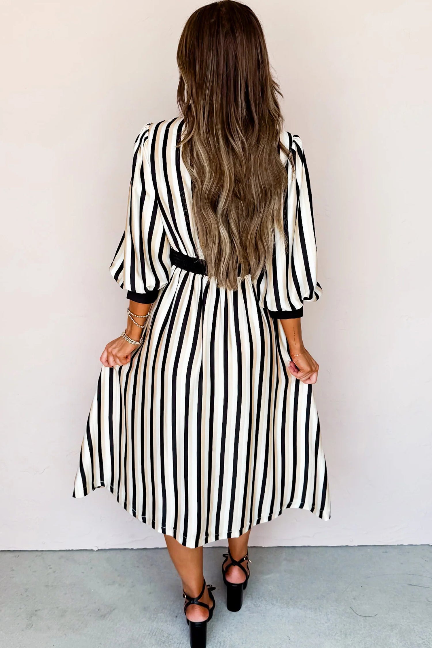Robe mi-longue boutonnée noire à rayures et manches 3/4 bouffantes