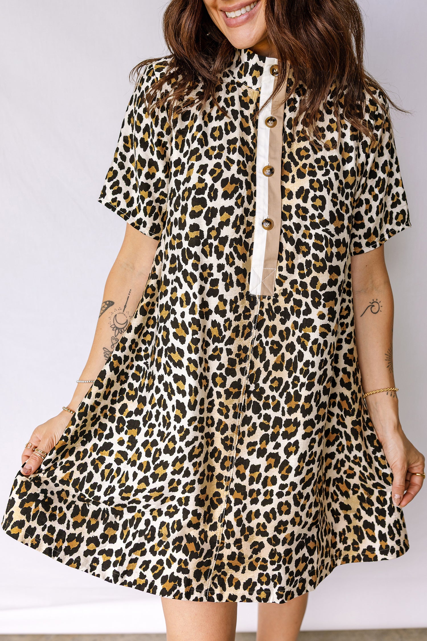 Robe courte femme léopard, boutonnée, demi-boutonnage, poches, manches courtes, ample — multicolore