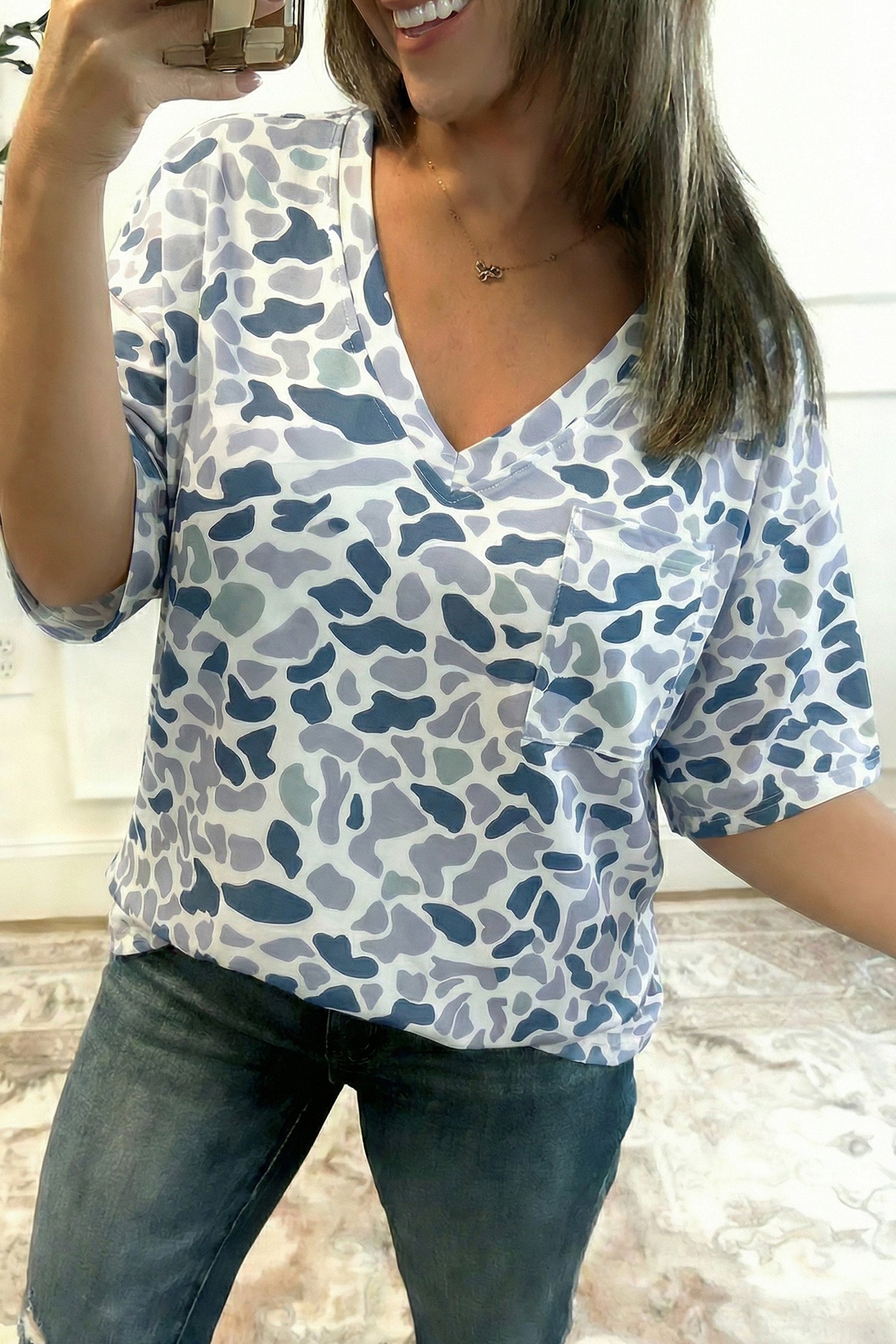 T-shirt femme camouflage, poches, col V — gris