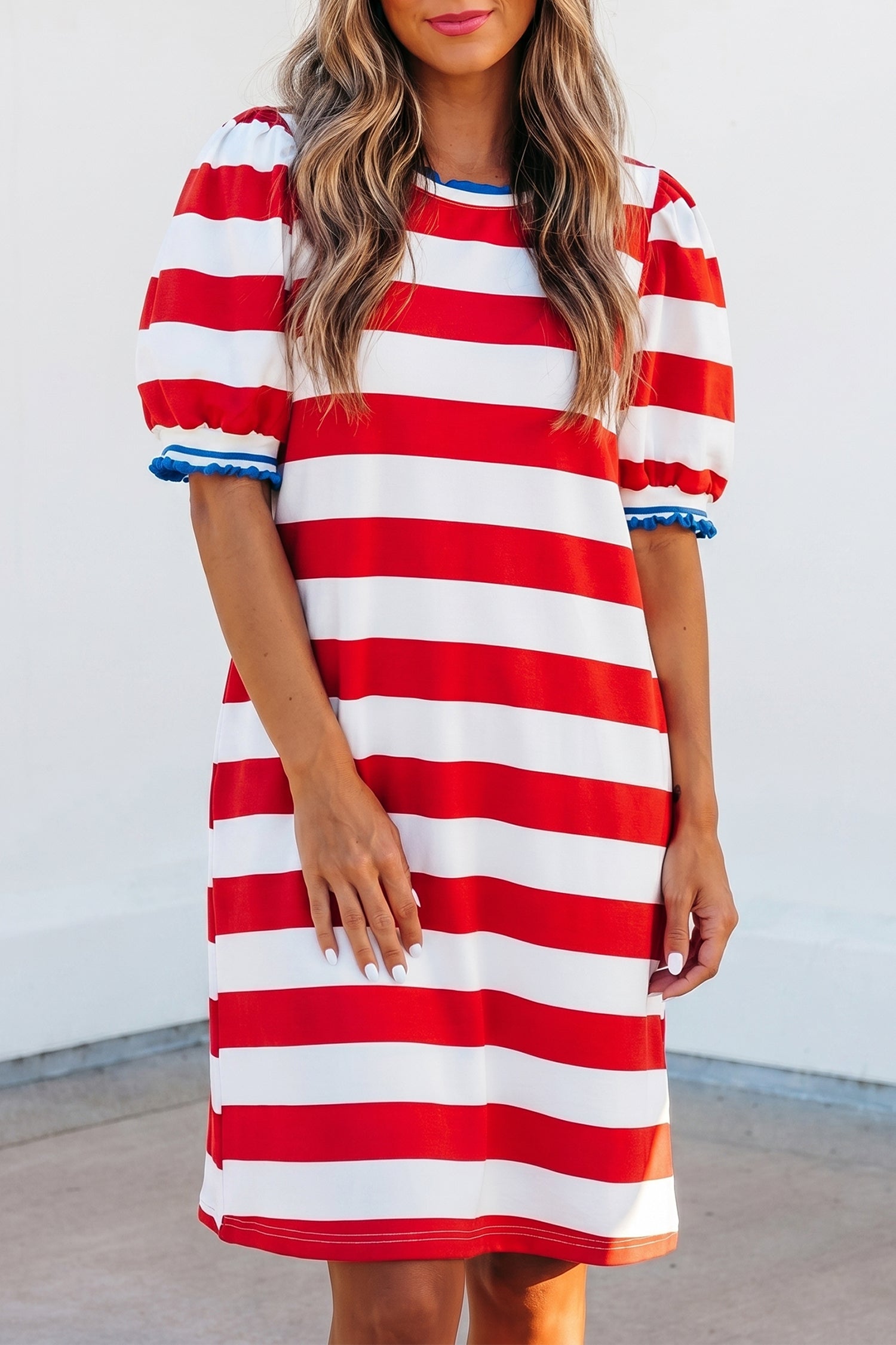 Robe courte femme rayé, manches bouffantes, col rond, bordure contrastée — rouge