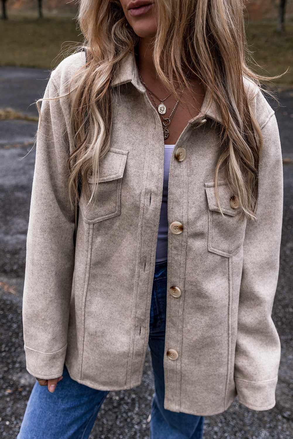 Pièce mode femme boutonnée, poches — gris clair