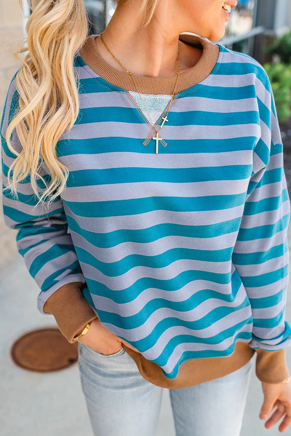 Sweat femme rayé, épaules tombantes, col rond, côtelé — bleu ciel
