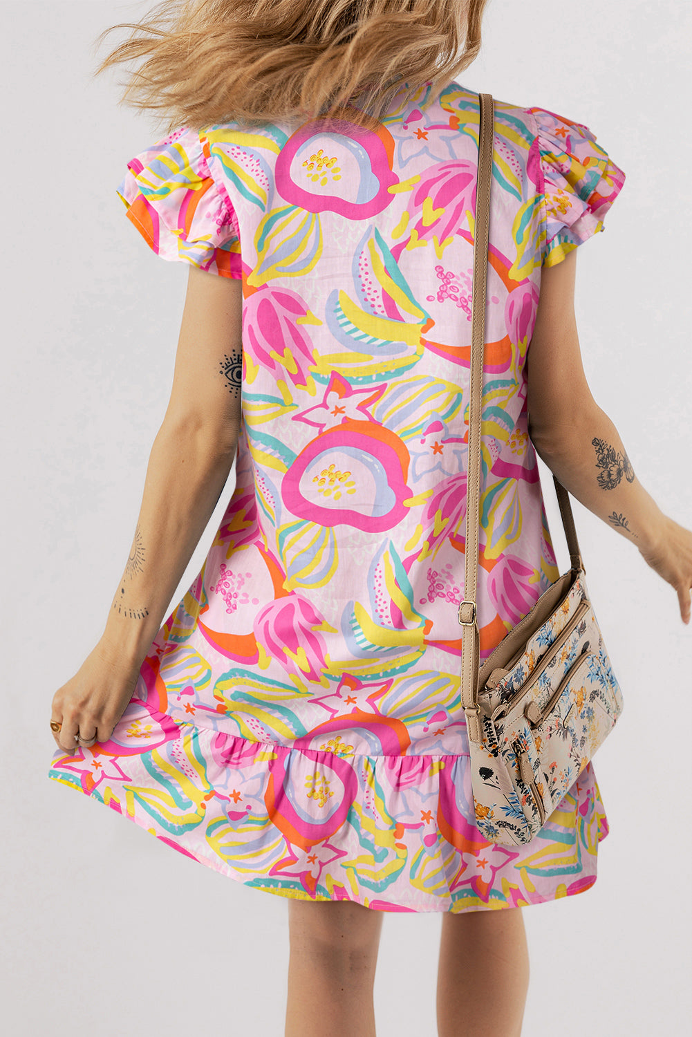 Robe boutonnée à manches flottantes et à volants floraux abstraits vert
