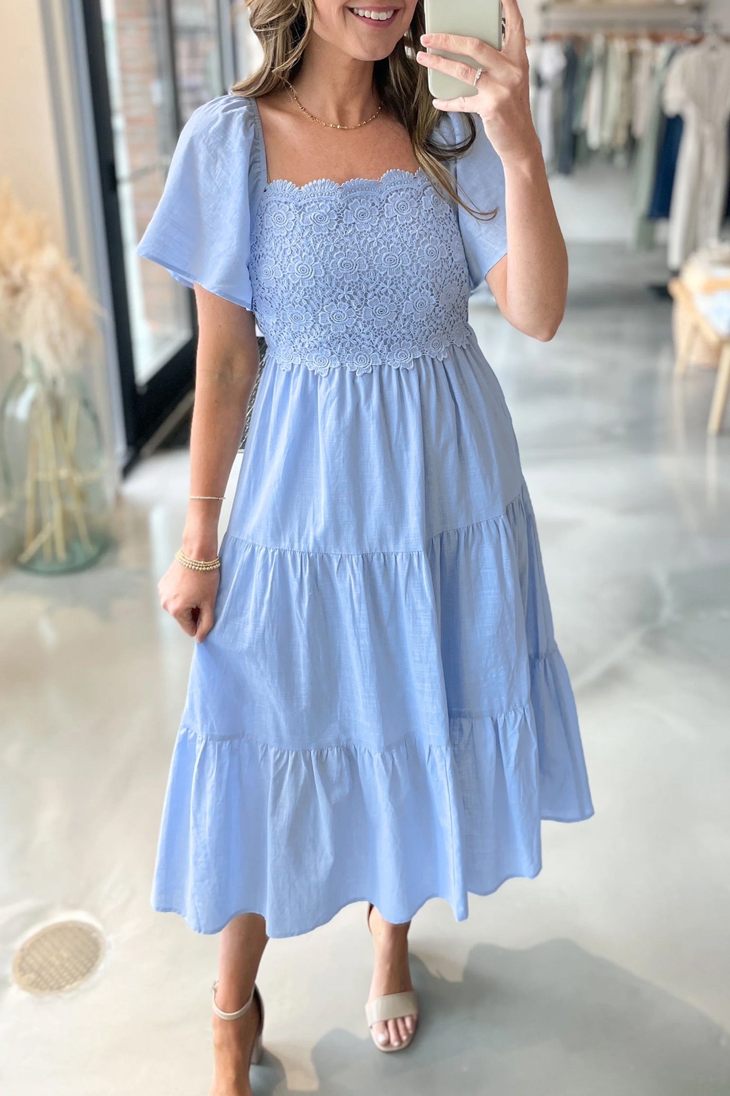 Robe midi femme à étages, manches courtes, midi — bleu ciel