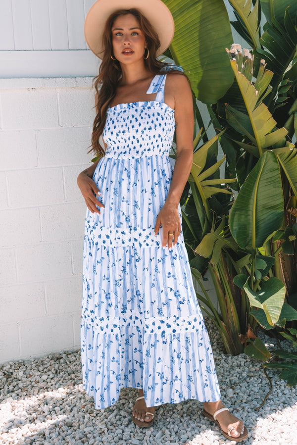 Robe longue femme floral, smocké, à étages, bretelles, maxi — bleu ciel-P420
