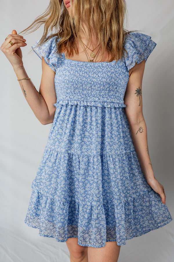 Robe courte femme floral, smocké, à étages — bleu ciel