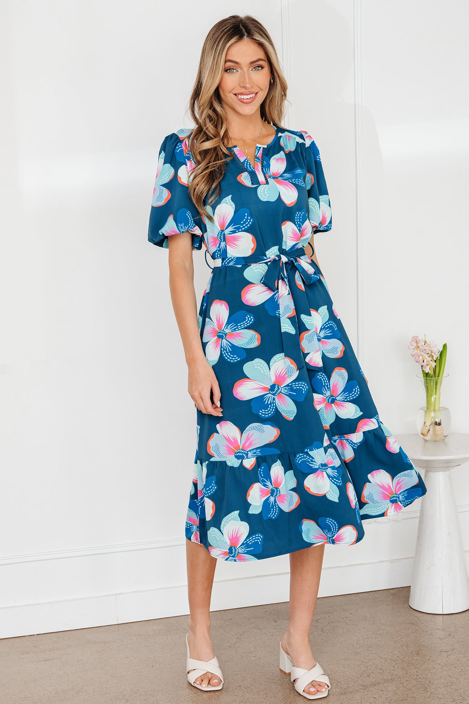 Robe femme floral, à volants, ceinturée, manches bouffantes — bleu