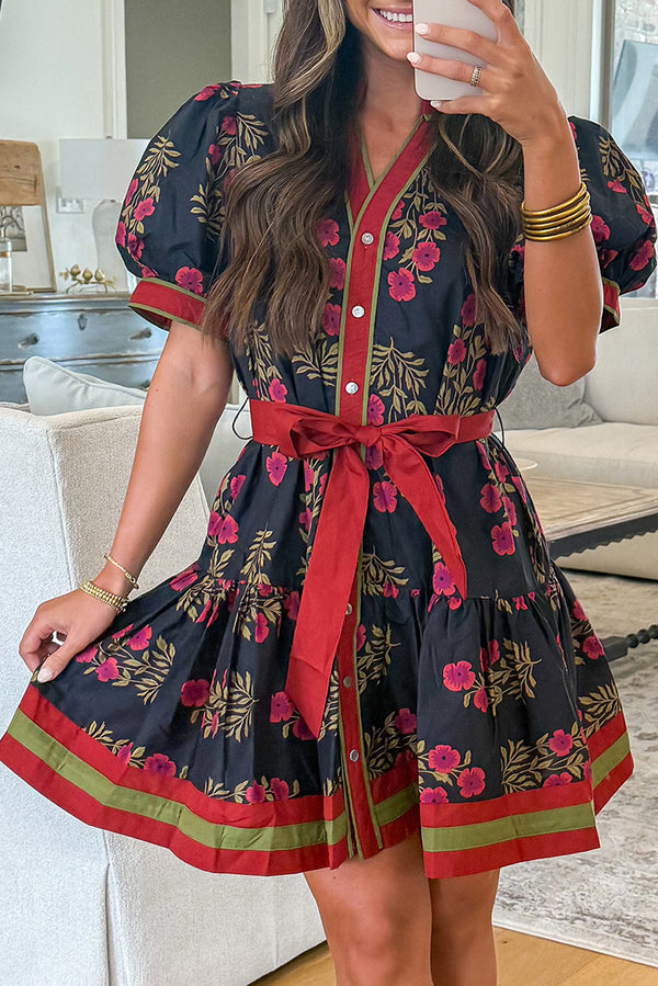 Robe courte floral, ceinturée, boutonnée, manches bouffantes — noir