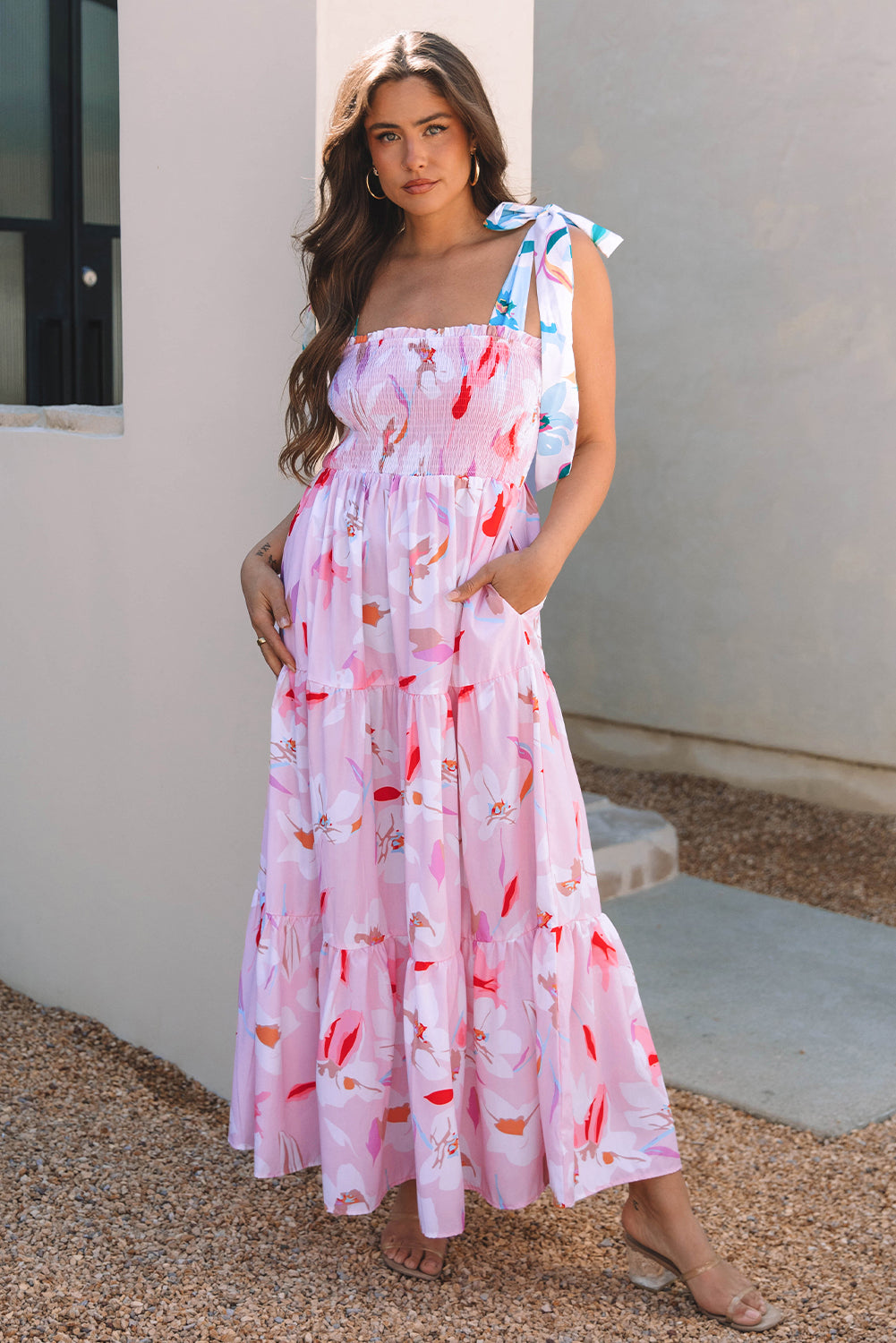 Robe longue smockée rose à imprimé floral et épaules nouées